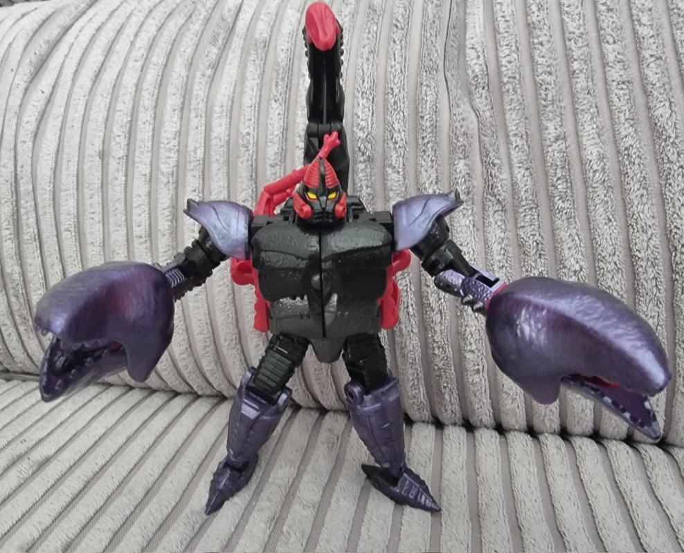 Buzzworthy-Bumblebee-Creatures-Collide-Scorponok-02