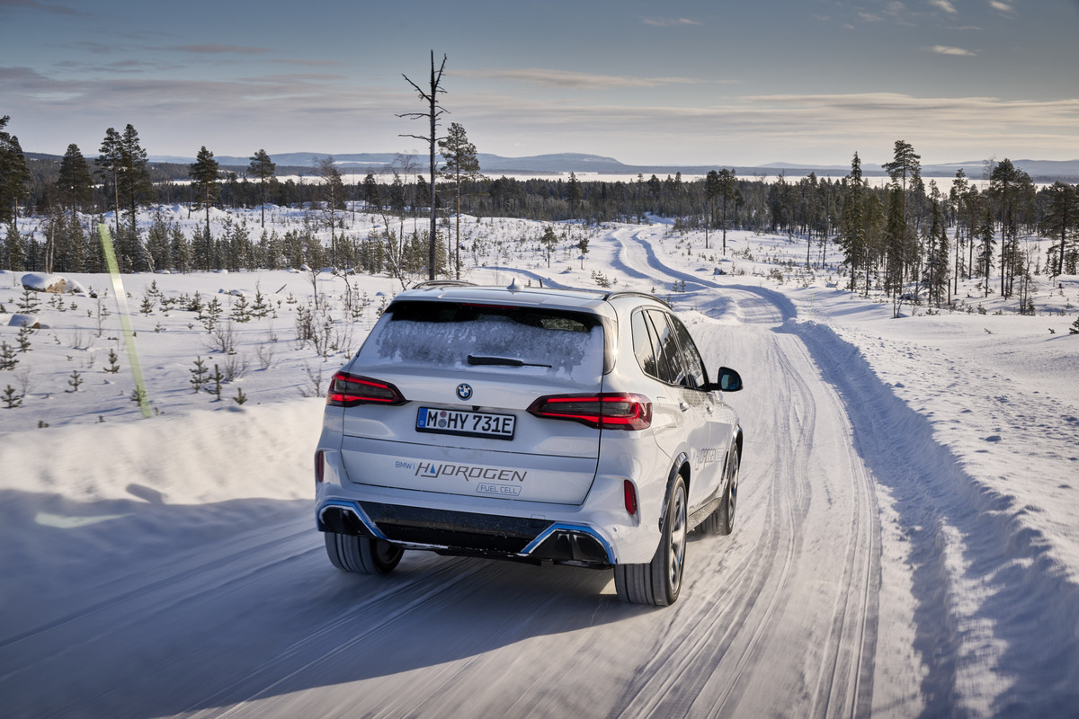 P90453428_highRes_bmw-ix5-hydrogen-win