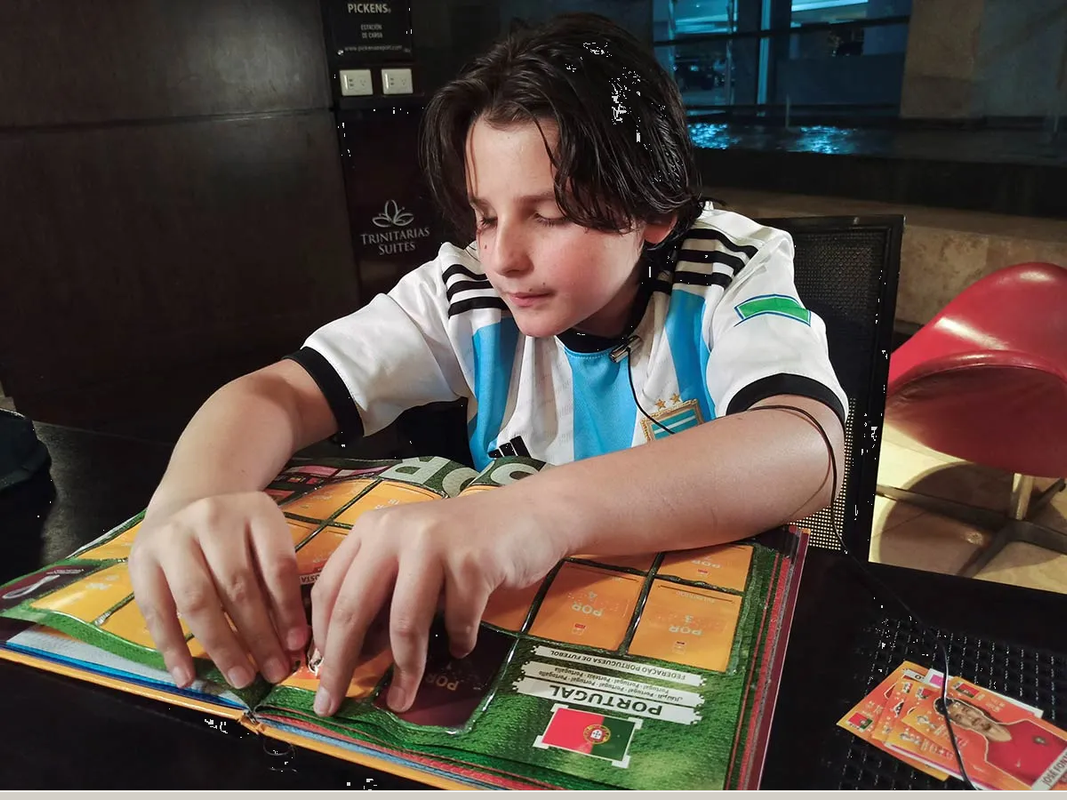 Niño ciego adapta el álbum de Qatar 2022 al sistema Braille