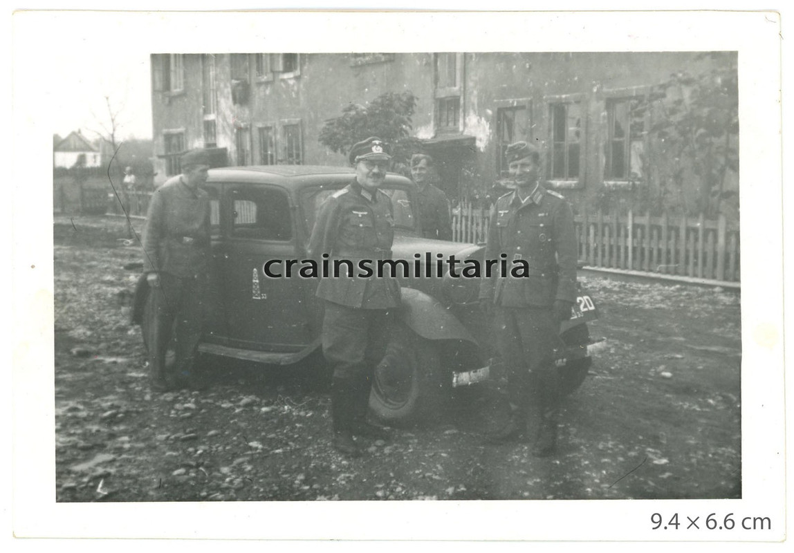 Orig Foto Offizier mit Pkw Auto m Bohrturm Wappen in Russland 1942