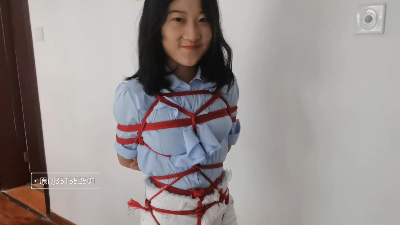 一绳所爱 小白鞋女孩捆绑还要唱歌.mp4_20220908_083300.616