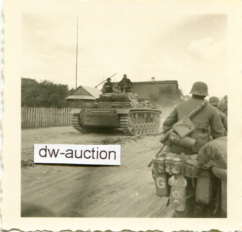 Panzer und Motorrad in Rußland