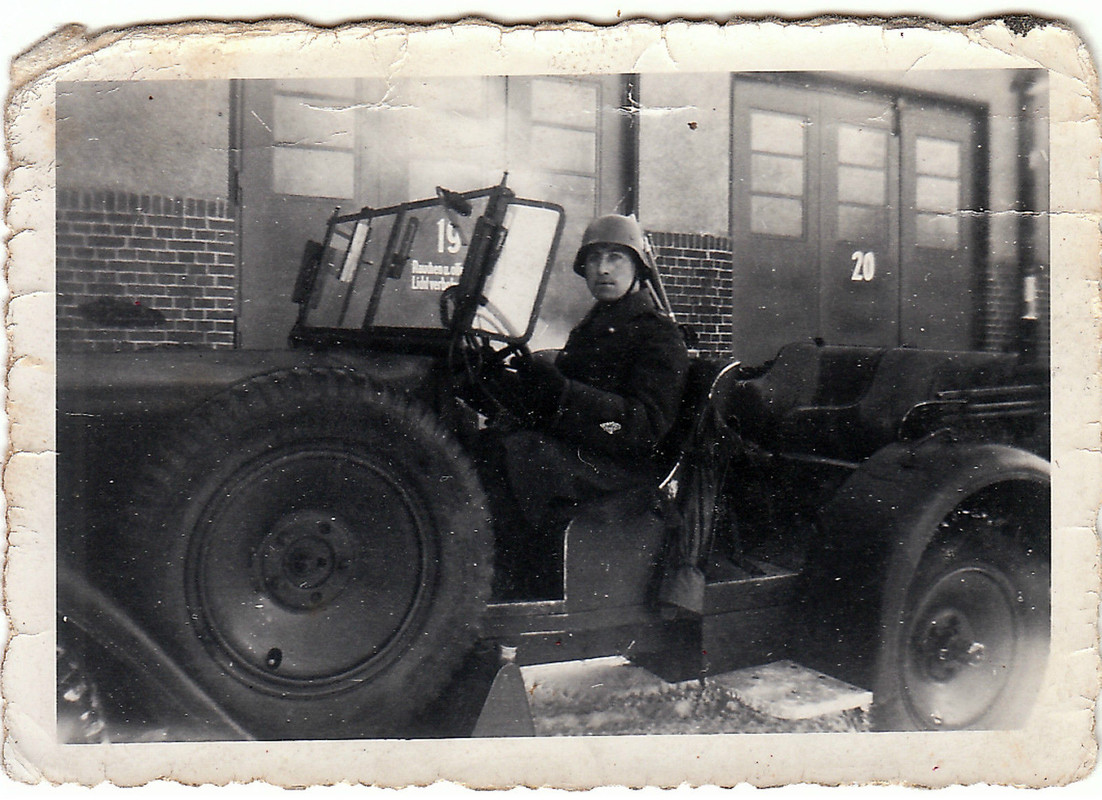 WK.Stahlhelm Soldat Foto Militär Jeep KFz.Ers.Ab