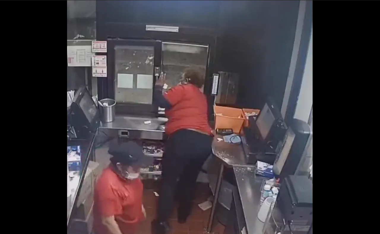 Empleada le disparó a unos clientes tras discutir por papas fritas: Video