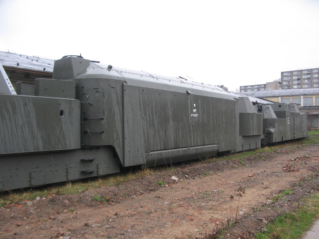 Train blinde - Page 5 Armoured-train-warsaw-railway-museum-4