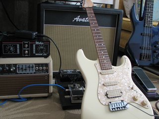 strat-on-cab.jpg