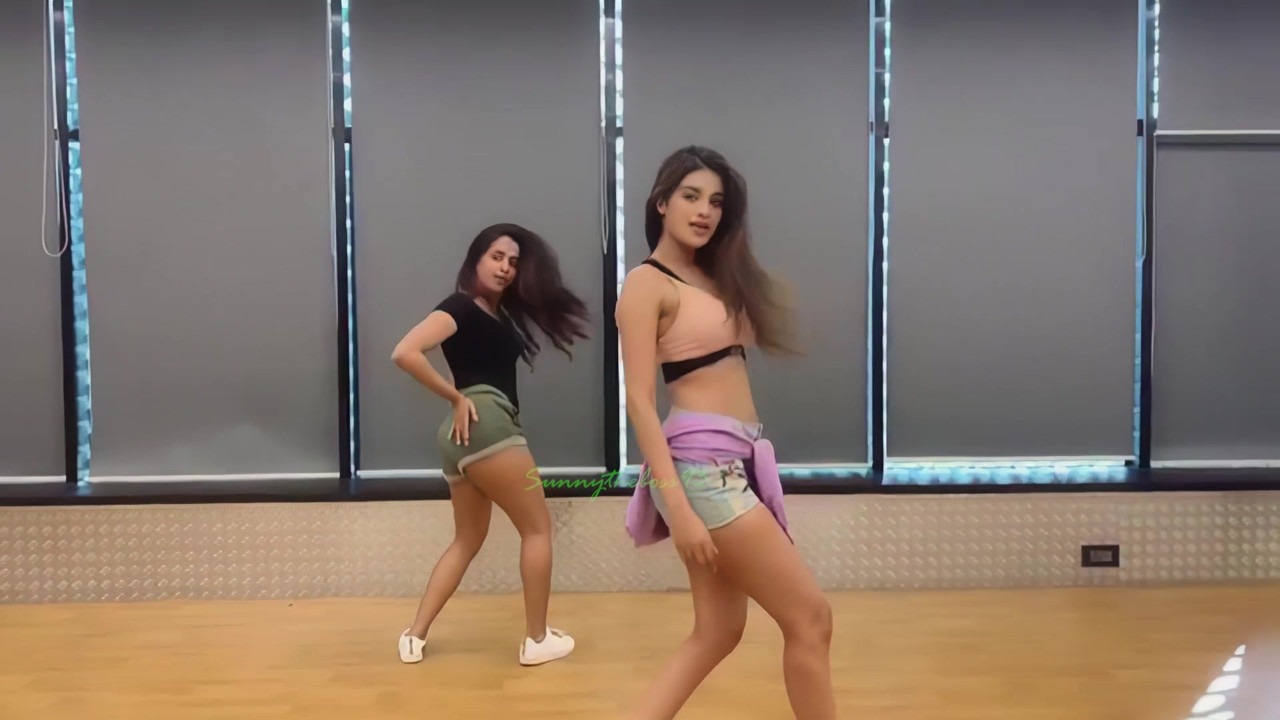 [Image: Nidhi-Agarwal-Instagram-Dance-Video-04.jpg]