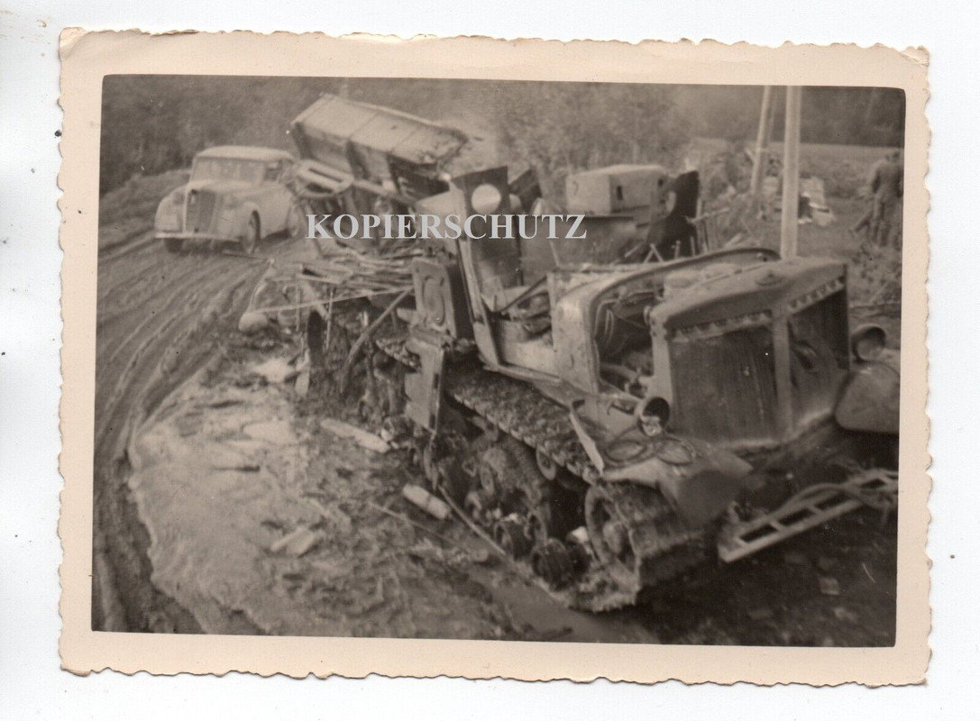 Russland 1941 zerst. gesprengter russ. LKW Halbkette SDkfz PKW Kübel