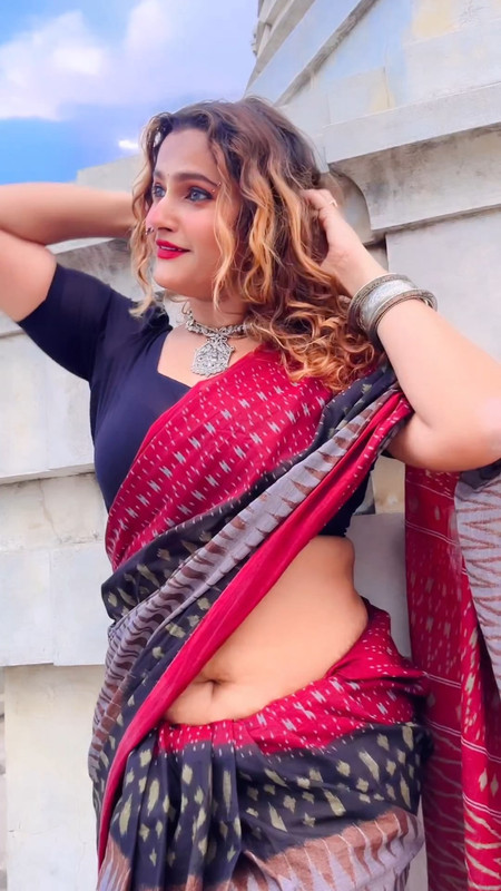 [Image: aishwarya-sexy-deep-pierced-navel-in-red...00-461.jpg]