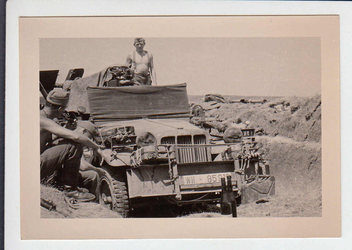 Halbkettenfahrzeug mit FLAK Geschütz im Gelände - Foto 2