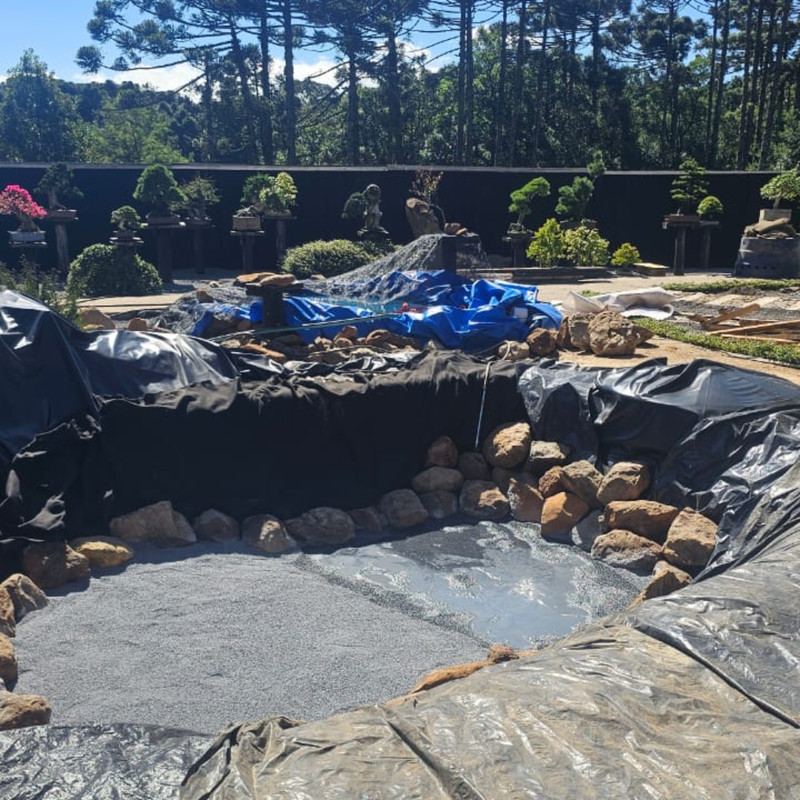 Instalación de geomembrana en lago ornamental