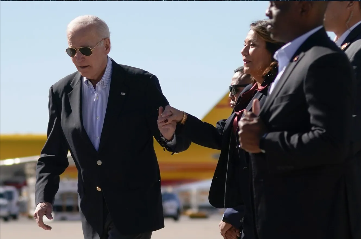 Acusan a Biden de visitar la frontera solo para la foto