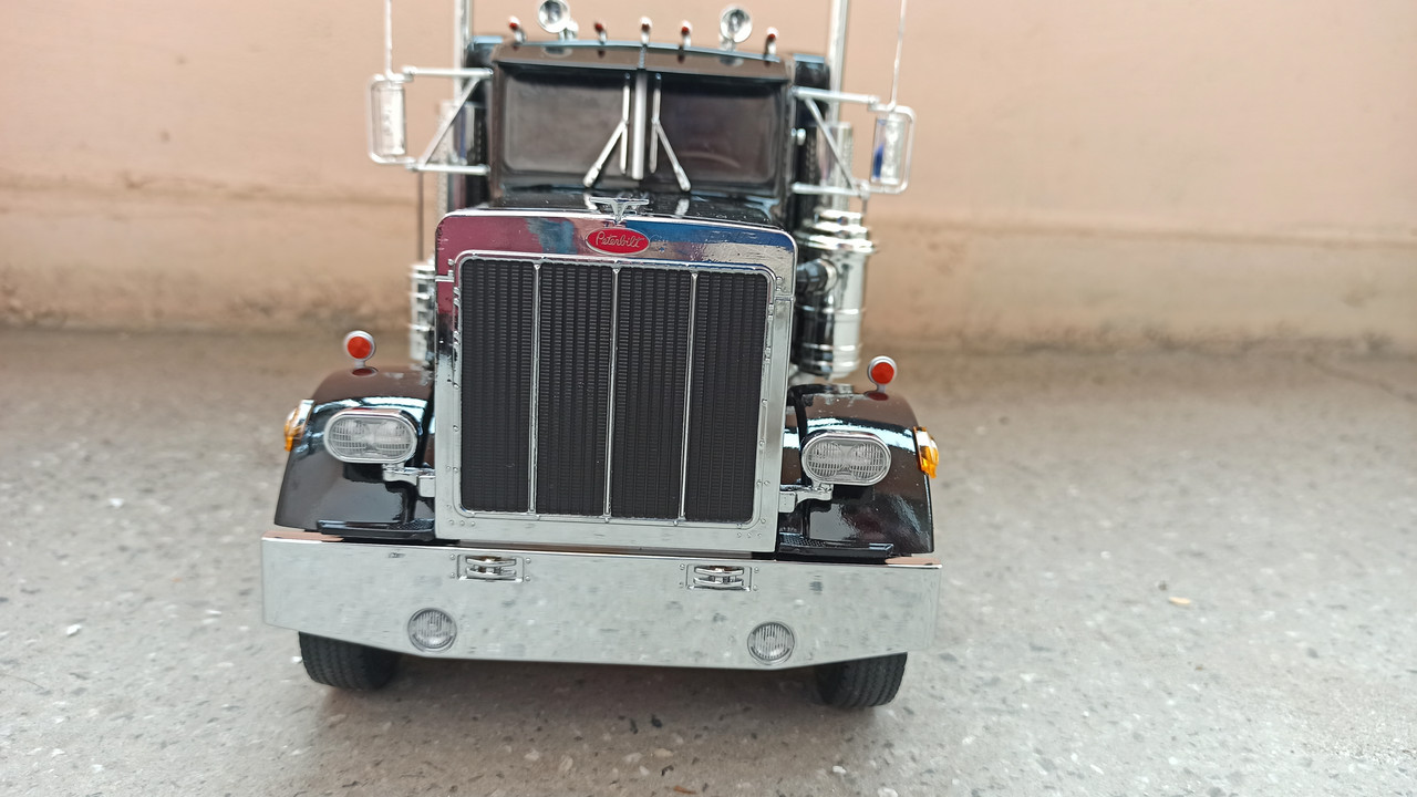 1:18 Road Kings 1967 Peterbilt 359 Bull Nose Truck