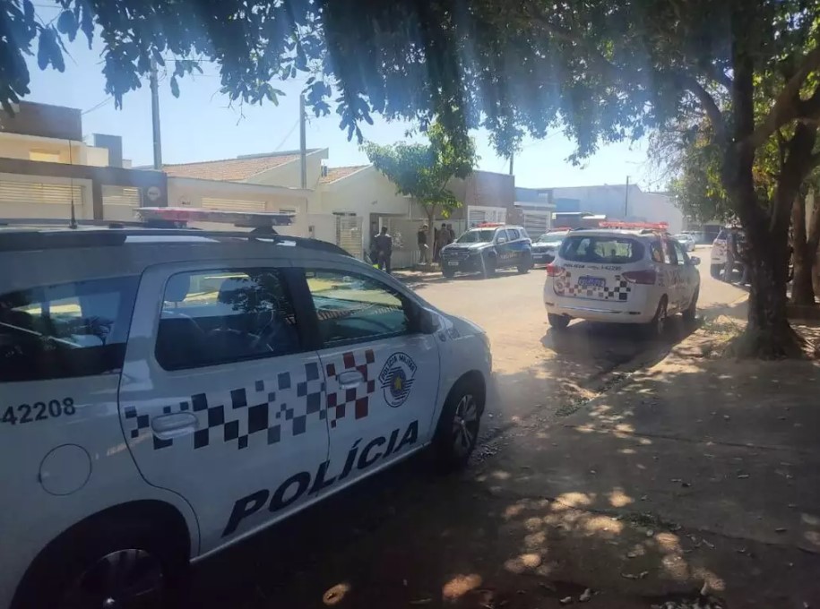 Movimentação da Polícia Militar de São Paulo na casa onde José Augusto morava. (Foto: Cenário MS)