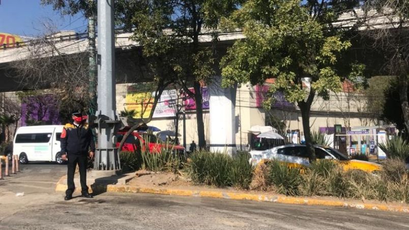 Mujer intenta tirarse de un puente y quitarse la vida en Cuajimalpa, oficiales lo evitan