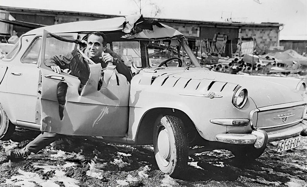 1965-egy-csehszlovak-zlin-z-37-kisrepulogep-legcsavarja-altal-megrongalt-stoda-1000-mb-gepkocsi-a-ge.jpg