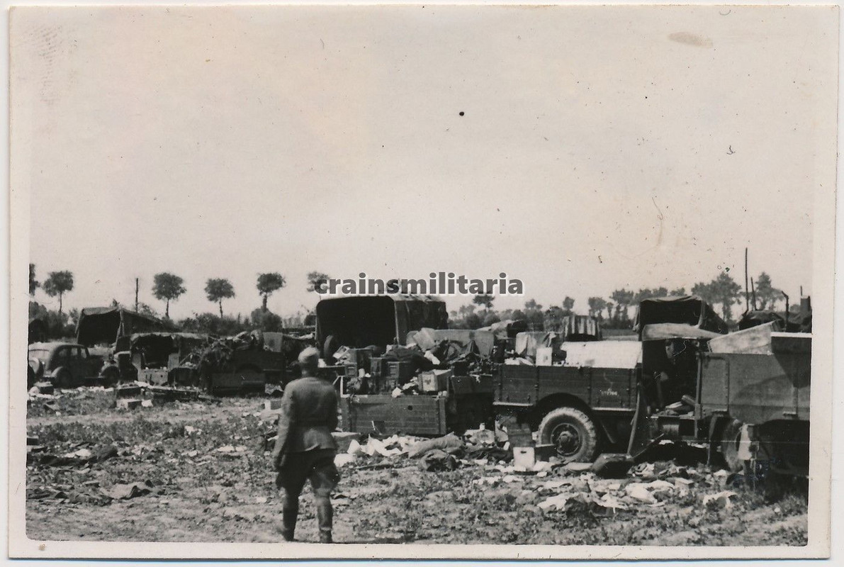 Orig. Foto englische Beute Lkw Fahrzeuge vor DÜN