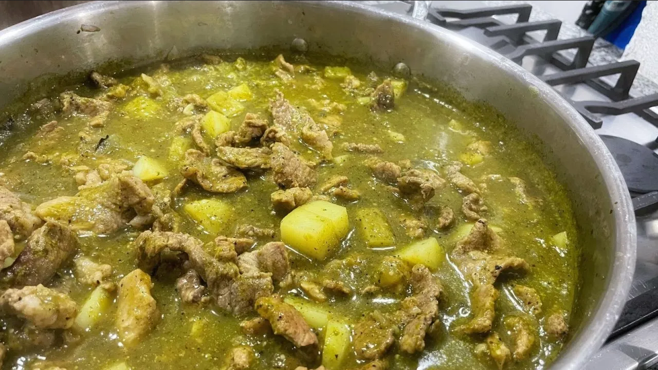 Prepara un bistec de res en salsa verde con esta receta fácil