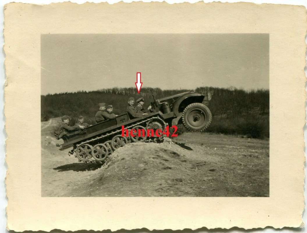 Foto Wehrmacht Dt. Halbkette Fahrzeug im Gelände