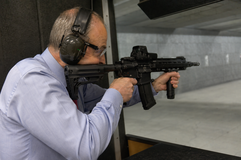 Le candidat aux élections présidentielles pour l’Alliance Asfortienne, Victor Hardenbor Jr. (PUR-AA), lors d’un essai d’un fusil d’assaut WS-09 destiné à la vente civile, en visite dans un centre de tir sportif, à Kaijotoshi, le 27 mars 2019.