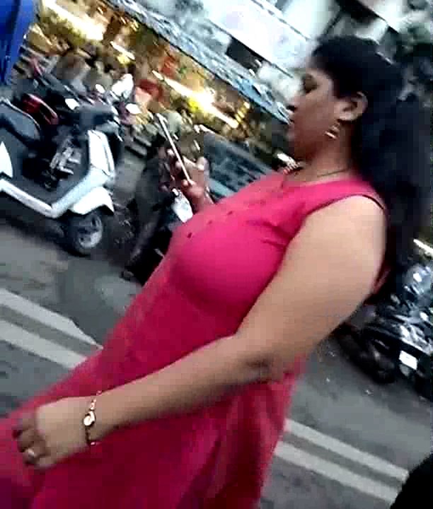 [Image: Desi-Aunty-Huge-Boobs-on-Street-divx-sna...30-275.jpg]