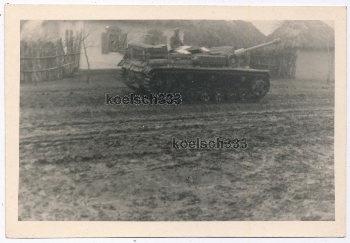 Foto Sturmgeschütz Panzer mit Langrohr Kanone auf dem Marsch in 