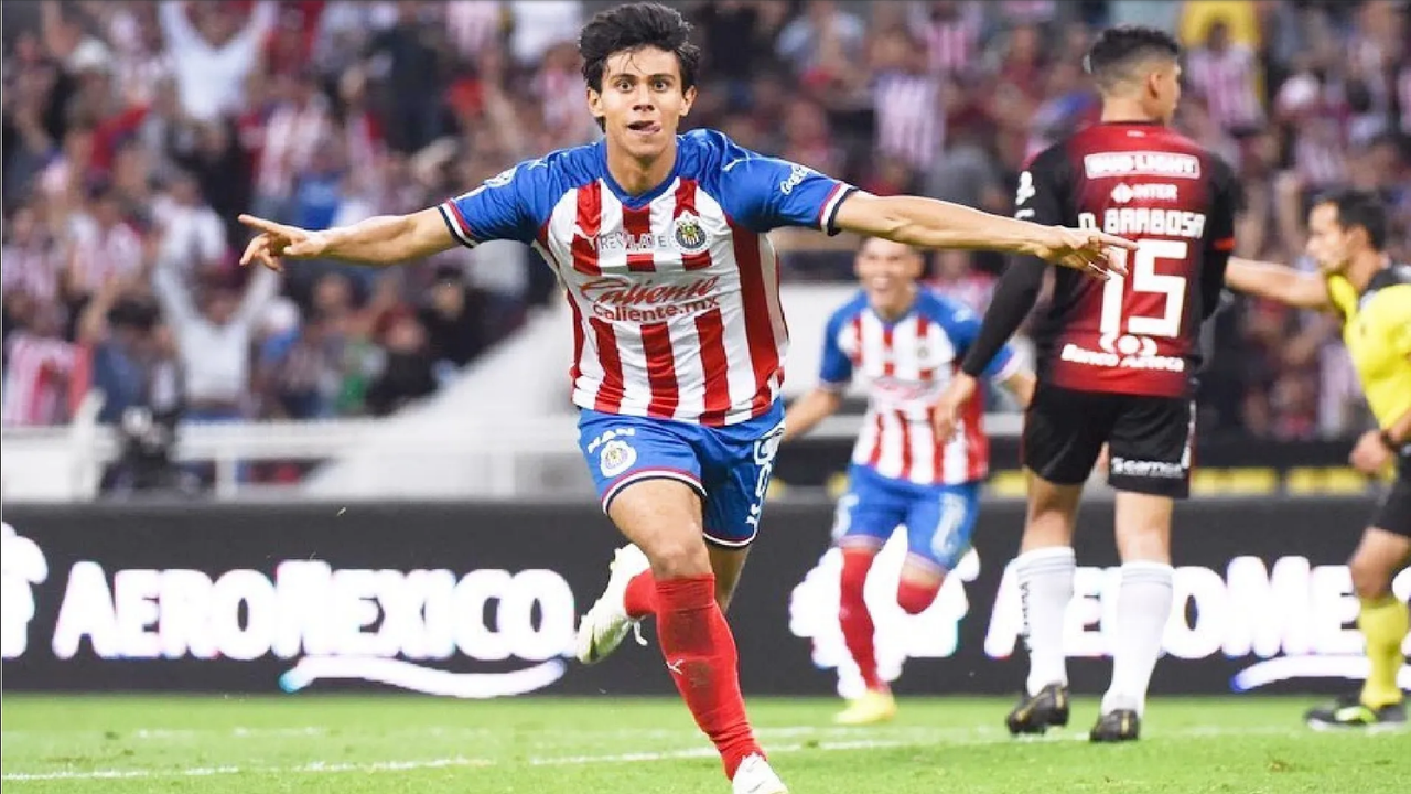 JJ MacÃas vuelve a los entrenamientos de Chivas tras 8 meses de inactividad