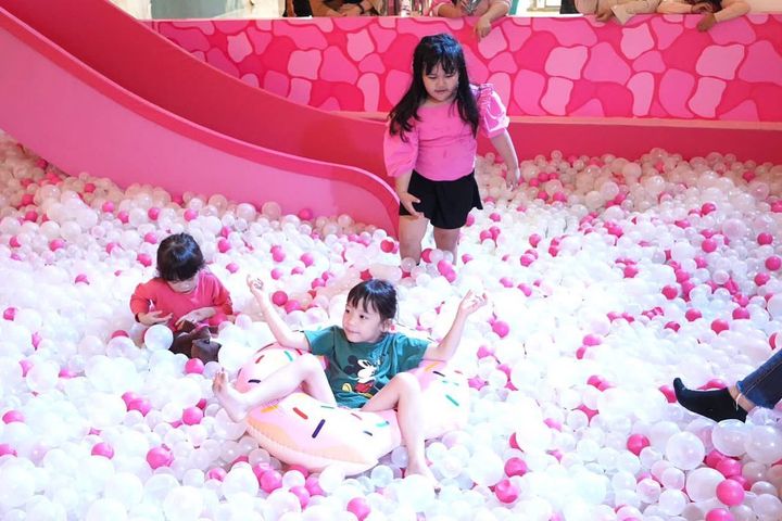 Taman bermain bertajuk Barbie Dream House resmi dibuka Neo Soho Mall Jakarta pada 7 Juli hingg 6 agustus 2023. Simak harga tiket dan syarat untuk berkunjung.