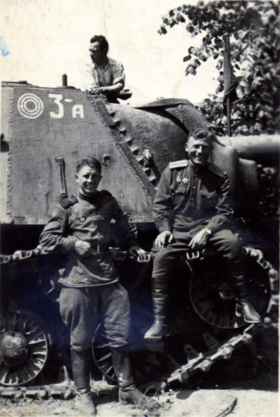 Боевые друзья П.К. ?анжева у своего танка 1945