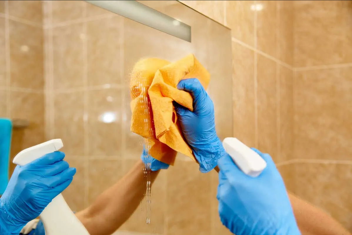 Este es el truco de limpieza para que tus espejos y cristales luzcan brillosos