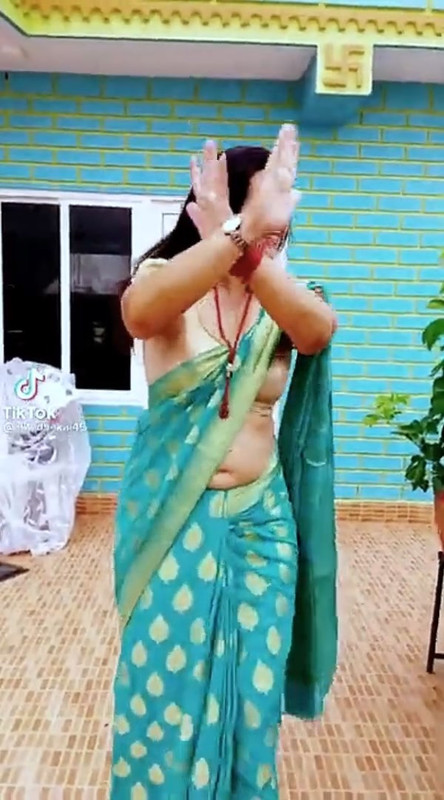 [Image: Nepali-Aunty-Sexy-big-navel-in-green-sar...03-050.jpg]