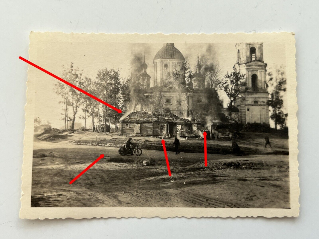 Foto Ukraine, Russland, Brennende Häuser, Hütten, Kirche