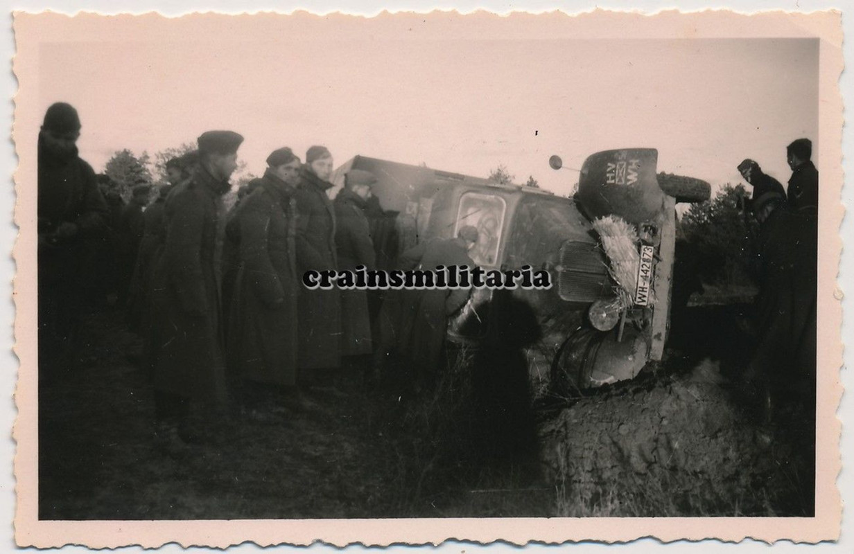 Солдаты Вермахта у слетевшего с дороги трофейного грузовика Renault AGC-3