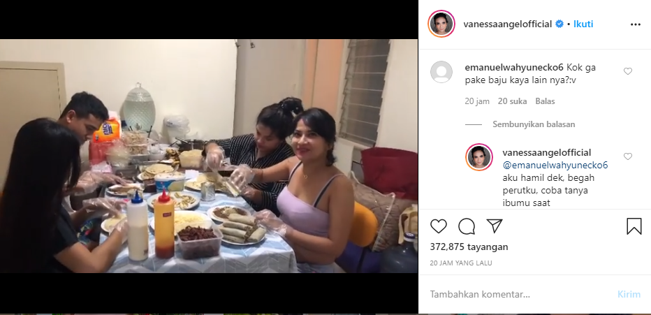 Vanessa Angel saat buat kebab