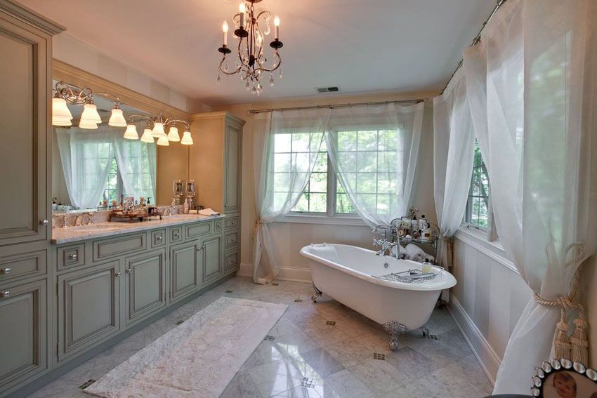 Bathroom with Clawfoot Tub