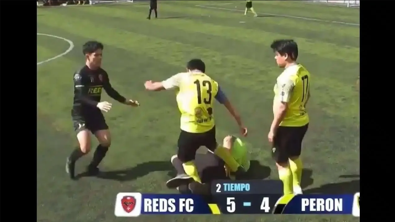 VIDEO: Jugador agrede brutalmente a árbitro y desata una batalla campal 