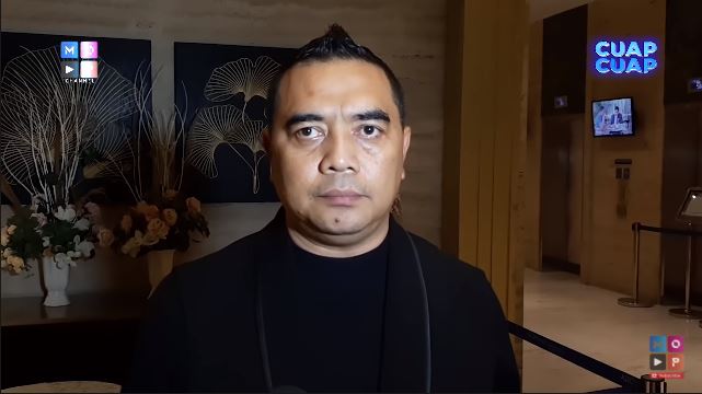 Syahrir, ayah dari Vebby Palwinta saat menjumpai media