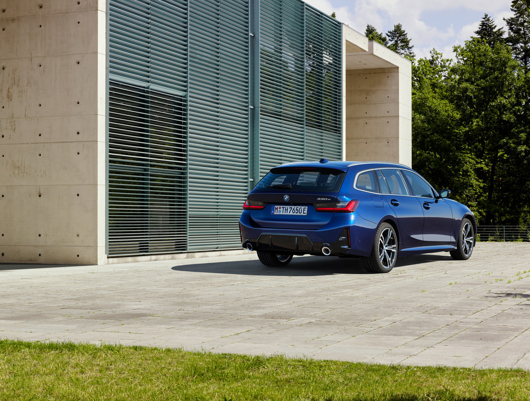 P90462526_highRes_the-new-bmw-330e-tou