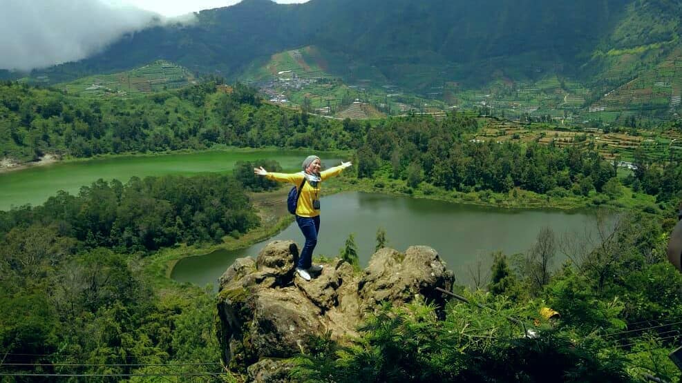 Pengunjung berdiri di atas Batu Ratapan Angin.
