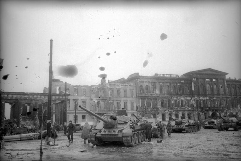 Bataille pour Berlin - Page 26 SU-100-SU-122-et-SU-152-pr-s-de-la-porte-de-Brandebourg-Berlin-mai-1945