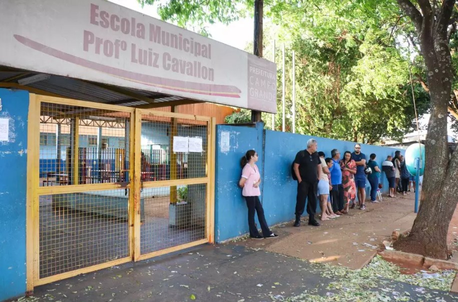 Às 5h40, já tinha fila no portão da escola municipal Luiz Cavallon. (Foto: Henrique Kawaminami)