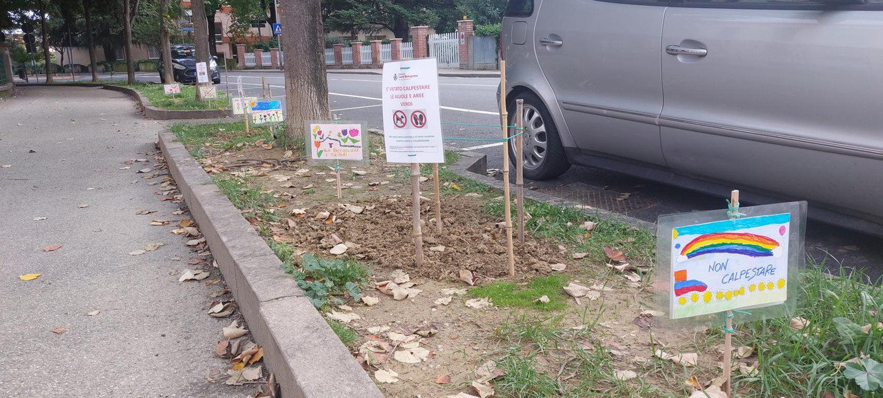 Grave gesto di vandalismo verso i cartelli decorati dai bambini delle scuole elementari
