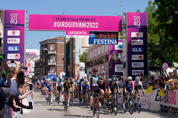 La vittoria di Bruttomesso ad Argenta (© Giro dItalia Giovani Under 23)