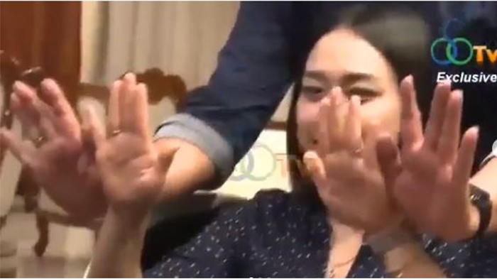 Ahok dan Puput Nastiti Devi menunjukkan tangan mereka 