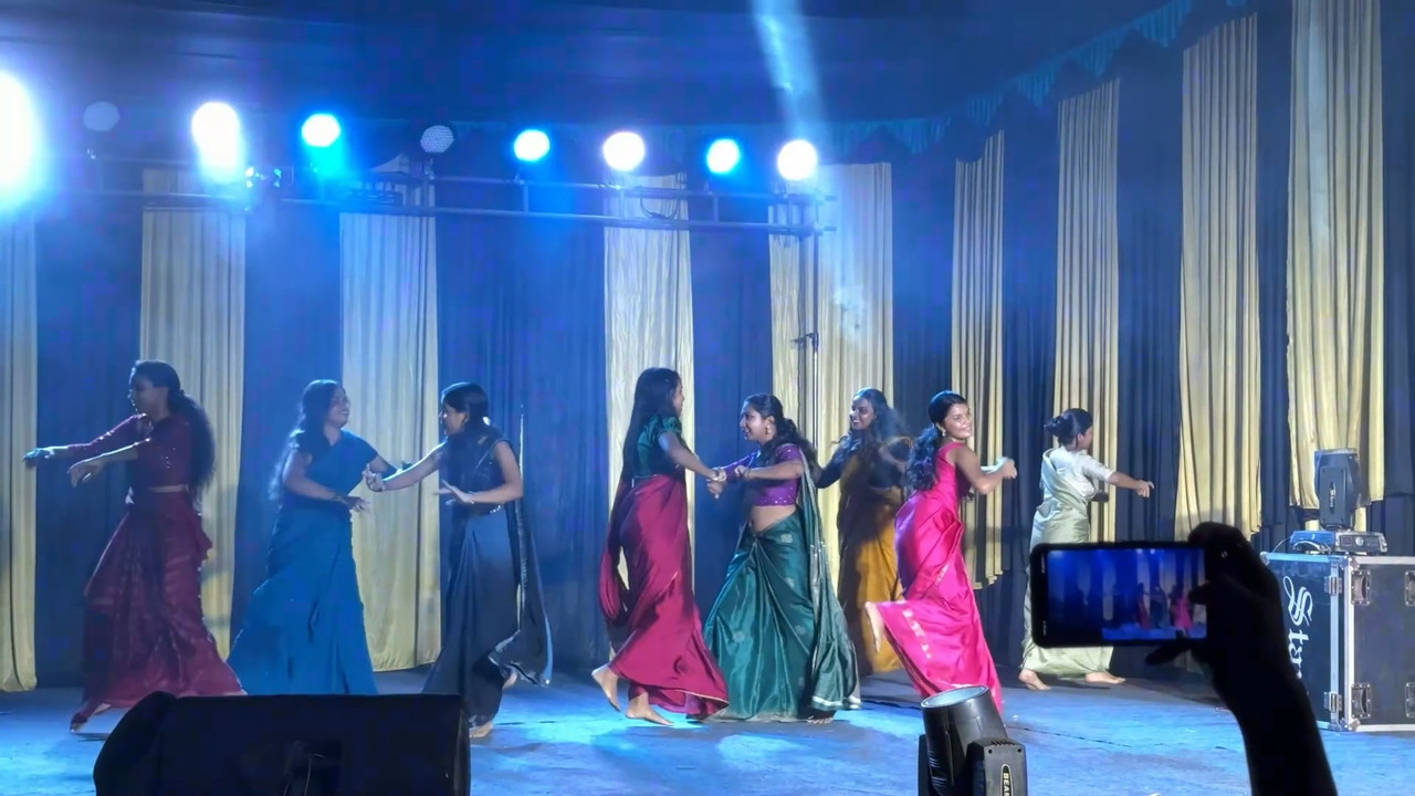 Sexy Malayali Girl Open Navel dance during dance.mp4_snapshot_00.20.938