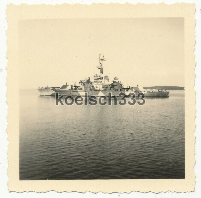 Foto finnisches Küstenpanzerschiff Ilmarinen in einem Fjord in Norwegen