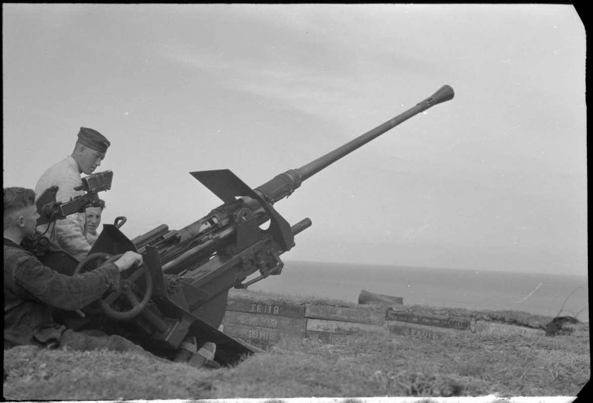 En Crète dans le secteur de Maleme, des artilleurs allemands derrière un canon de 3,7 cm FlaK 36. 1