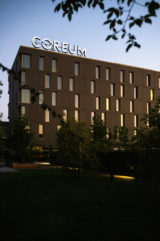 Hotel Coreum Außenansicht mit architektonisch abgestimmter Beleuchtung von Studio De Schutter