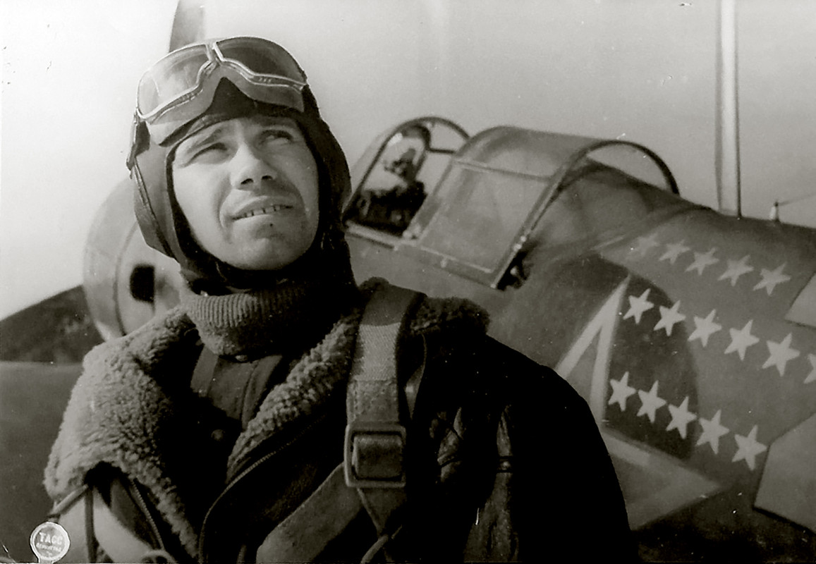 Lavochkin-La-5FN-254IAP-with-Hero-of-the-Soviet-Union-Konstantin-Savelievich-Nazimov-01