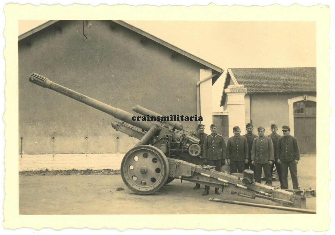 Orig. Foto Soldaten mit Artillerie Geschütz in Kaserne BEAUNE Frankreich 1943